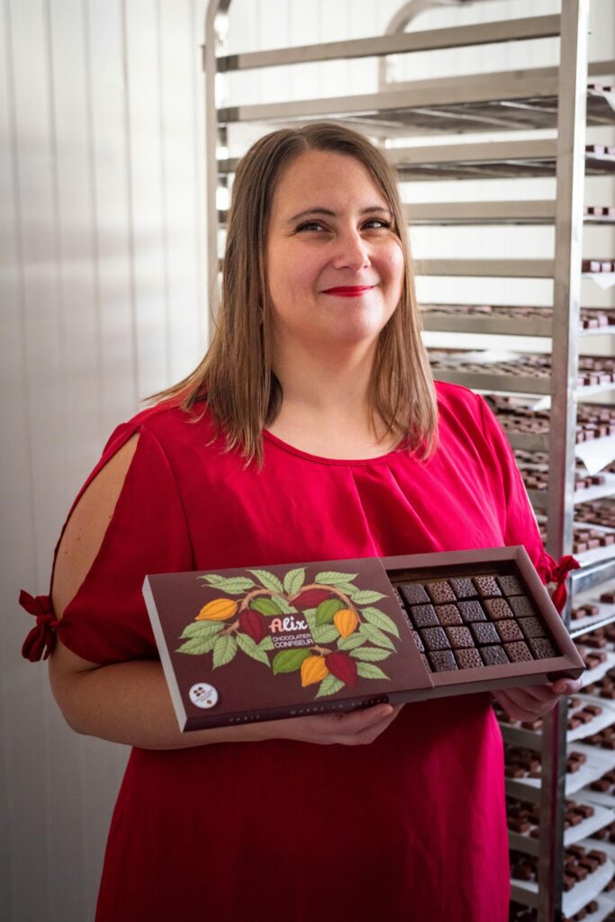 Portrait d'Alix tenant une boîte de chocolats